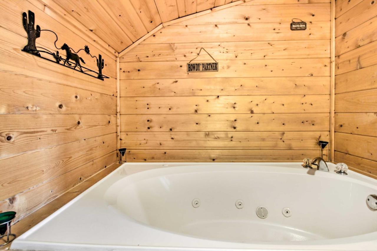 Cabin With Hot Tub And Deck About 12 Mi To Pigeon Forge! Sevierville Exteriér fotografie
